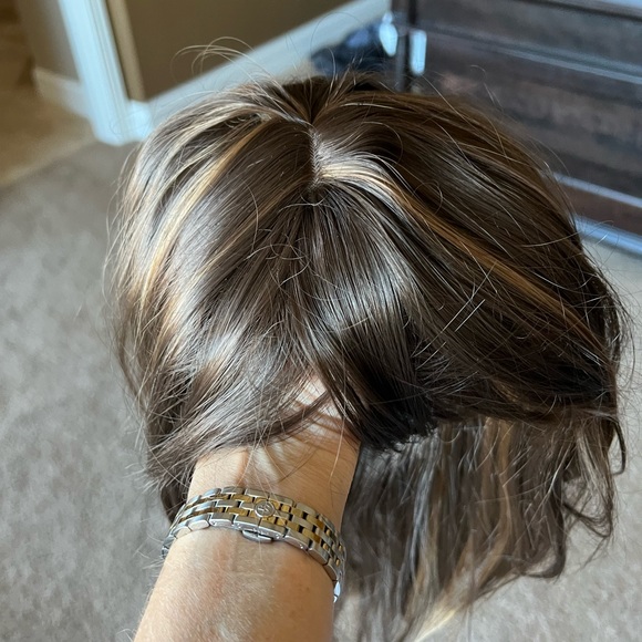 Medium Wavy Layered Cut Synthetic wig - Picture 9 of 16